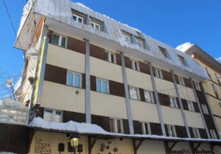 Restaurant en activité sur la rue piétonne